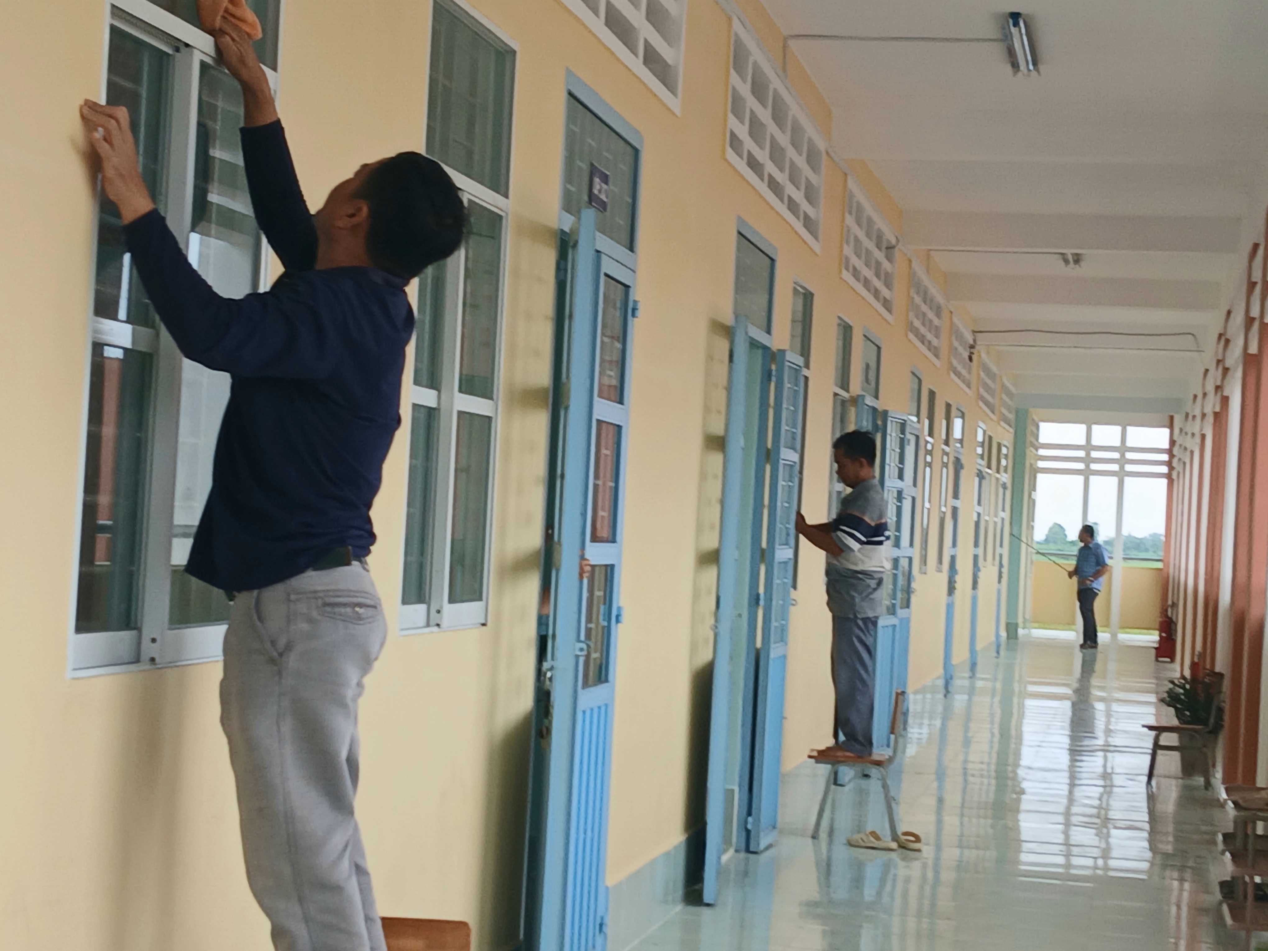 Tập thể CB - NV - GV trường TH Mỹ Phước E tiếp tục lao động chuẩn bị cho năm học mới.